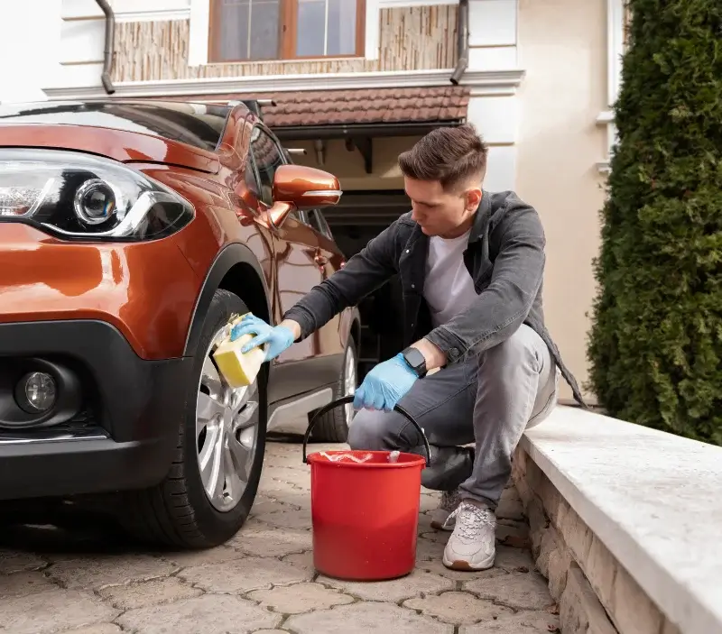 Lavage auto à domicile Saint-Germain-des-Champs : professionnel intervenant sur un véhicule